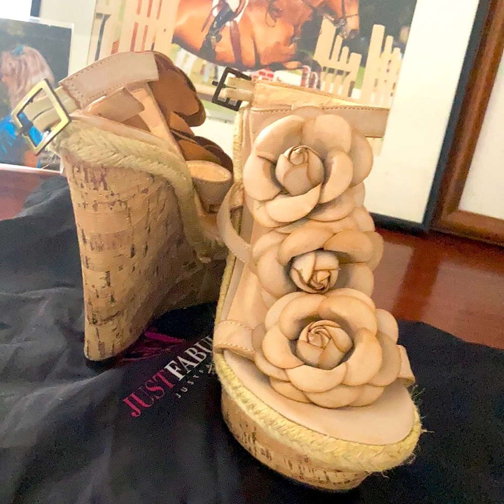 NWOT never worn 4 1/2” flower platform shoes 7 1/2